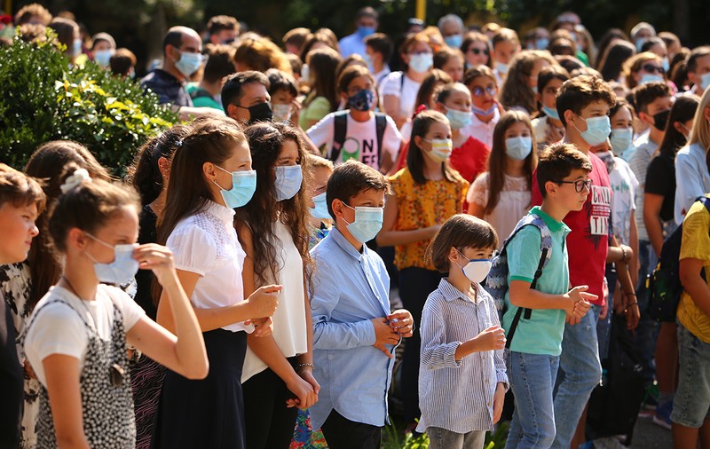 Rată de vaccinare de 60%, criteriul pentru reluarea orelor cu prezență fizică. Cât de pregătite sunt școlile din țără