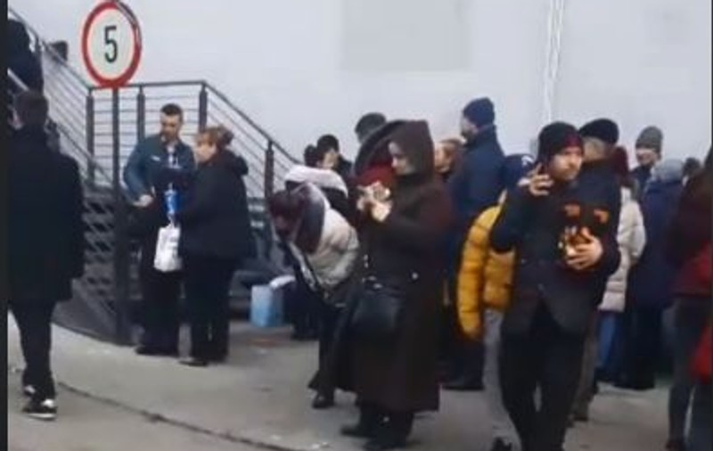 VIDEO | Peste 1.000 de oameni, evacuați dintr-un centru comercial din Ploiești, în urma unui incendiu