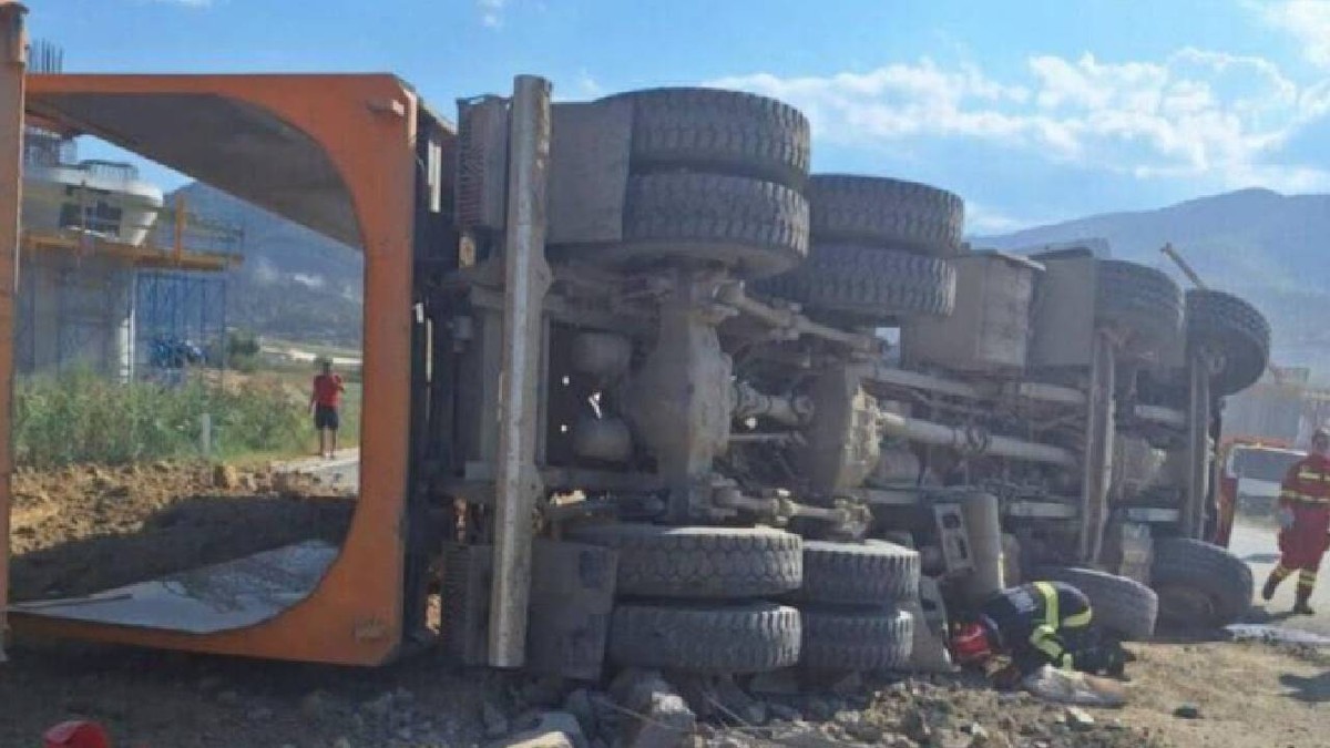 Un camion răsturnat pe Valea Oltului - se văd roțile în timp ce autovehicolul e proptit pe o parte