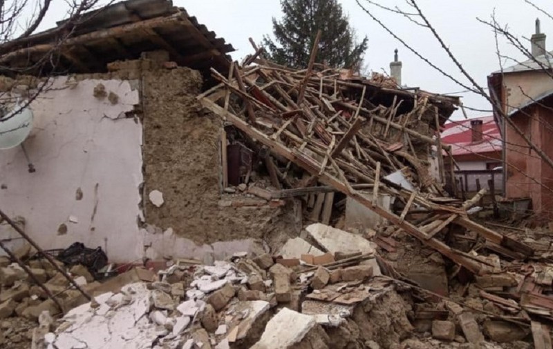 Explozie puternică într-o locuință din Teleorman. Doi bătrâni au fost scoși de sub dărâmături