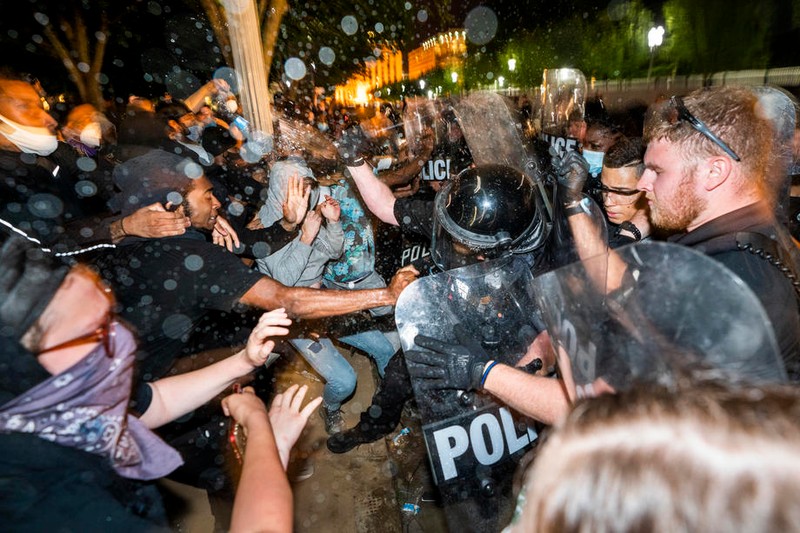 Incidente între protestari și poliția la Casa Albă FOTO: EPA-EFE/JIM LO SCALZO
