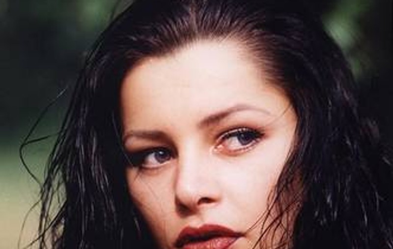 Uite ce mult semăna Brigitte Sfăt cu Catherine Zeta Jones