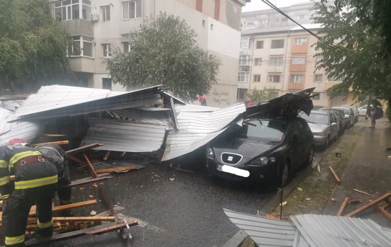 Acoperișuri smulse și copaci căzuți peste mașini, în urma vijeliei din Focșani. Orașul a fost sub cod portocaliu de vreme rea