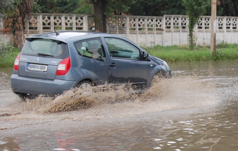 Trafic rutier blocat la intrarea în Târgovişte, din cauza inundaţiilor