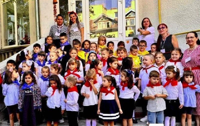 Copiii de la o grădiniță din Satu Mare au primit cravate de „pionieri” sau „șoimi ai patriei” în prima zi de școală