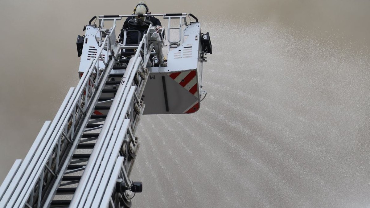 Pompierii au primit 19 autospeciale noi de intervenție. Pompier care acționează la înălțime, pentru a stinge un incendiu