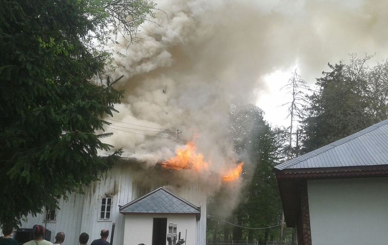 Biserică mistuită de flăcări, în judeţul Neamţ. Lăcaşul de cult a ars din temelii | VIDEO