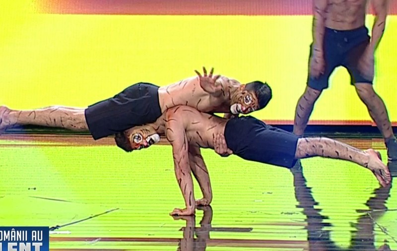 ROMÂNII AU TALENT | Au stat în mâini pe scenă, dar MIHAI PETRE i-a desfiinţat. "Aţi fost caraghioşi"