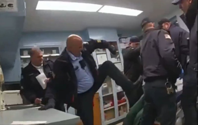 Un bărbat a murit într-o închisoare din New York, după ce a fost bătut cu brutalitate de gardieni