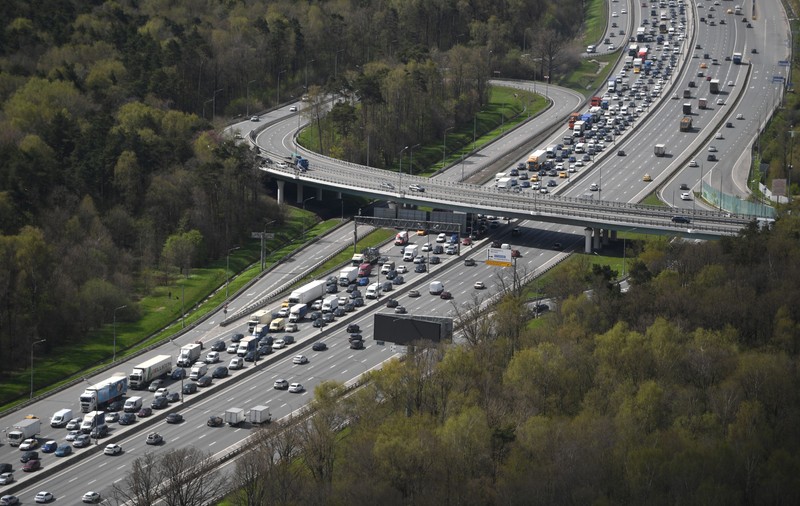 Banii nu au căzut din cer, ci dintr-o dubă blindată pe o autostradă din SUA. „Zburau bancnote peste tot”