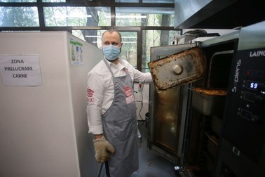 Chef Gil, în fața cuptorului unde s-au rumenit sarmalele