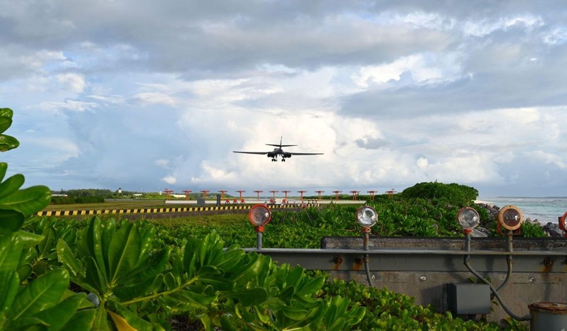 Un B-1B Lancer de la Ellsworth Air Force Base, SD, aterizează după o misiune Bomber Task Force la Naval Station Diego Garcia, 25 noiembrie 2021 Foto: Profimedia Images