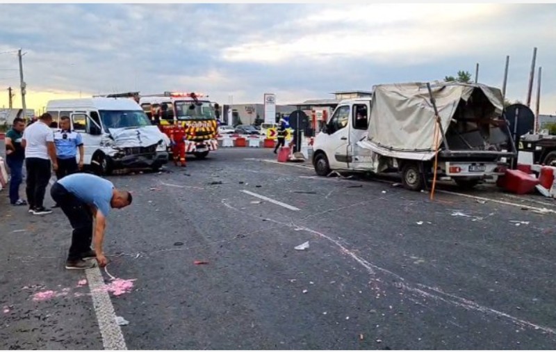 Accident cu 13 răniți la Lețcani, în urma impactului dintre o camionetă și un microbuz