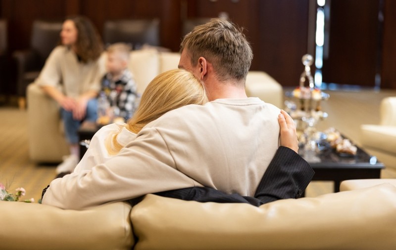 Comandanții Batalionului Azov s-au întâlnit cu familiile lor pentru prima oară de când au fost eliberați de ruși, într-un schimb de prizonieri