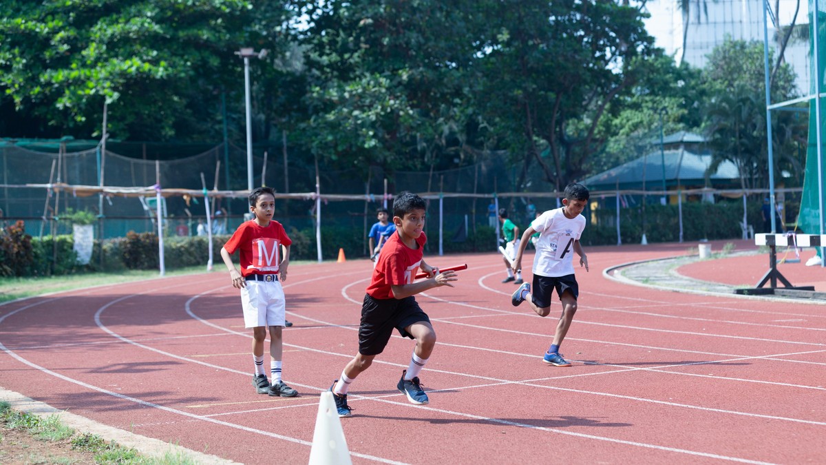 Copii care alearga pe o banda speciala de atletism