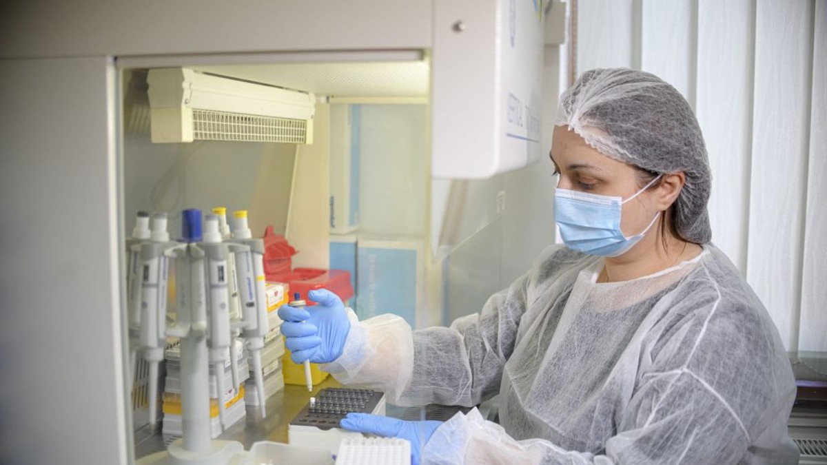 Grupul farmaceutic Eli Lilly a cerut autorizarea de urgență a unui tratament anti-Covid pe bază de anticorpi. Femeie care face teste Covid