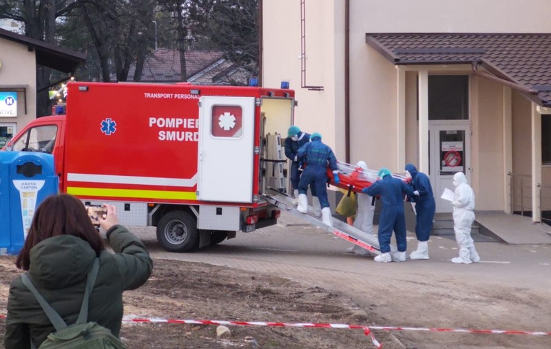 Al șaselea pacient cu coronavirus a fost transferat la Iași. Suceveanul de 71 de ani, izolat complet