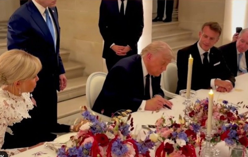 Donald Trump a semnat protocolul de înţelegere cu Iranul, la Versailles. Casa Albă a publicat imaginile