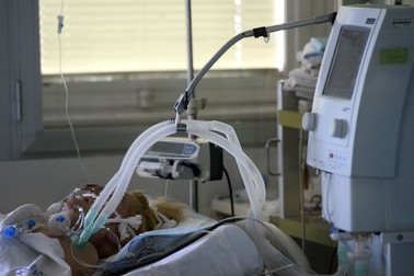 O pacientă este conectată la un ventilator în Ungaria FOTO: EPA