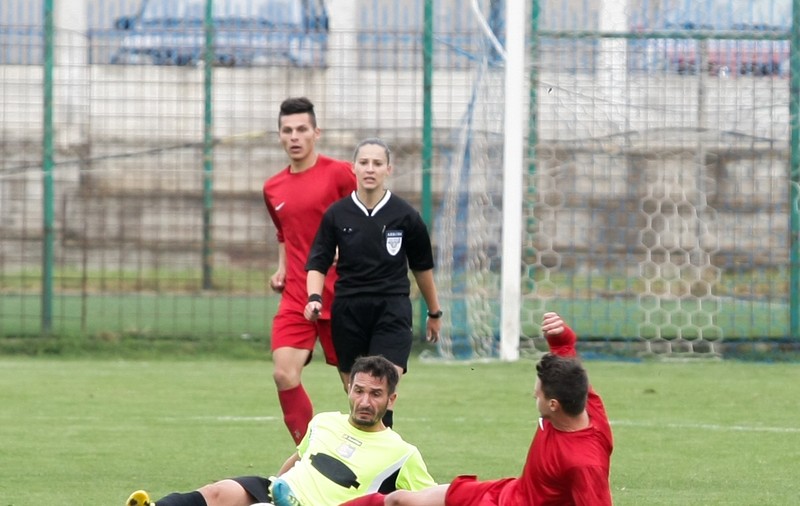 ”Vai de capul vostru!”. Trei arbitre care vor pe lista FIFA, față-n față cu atmosfera de la un meci de Liga III