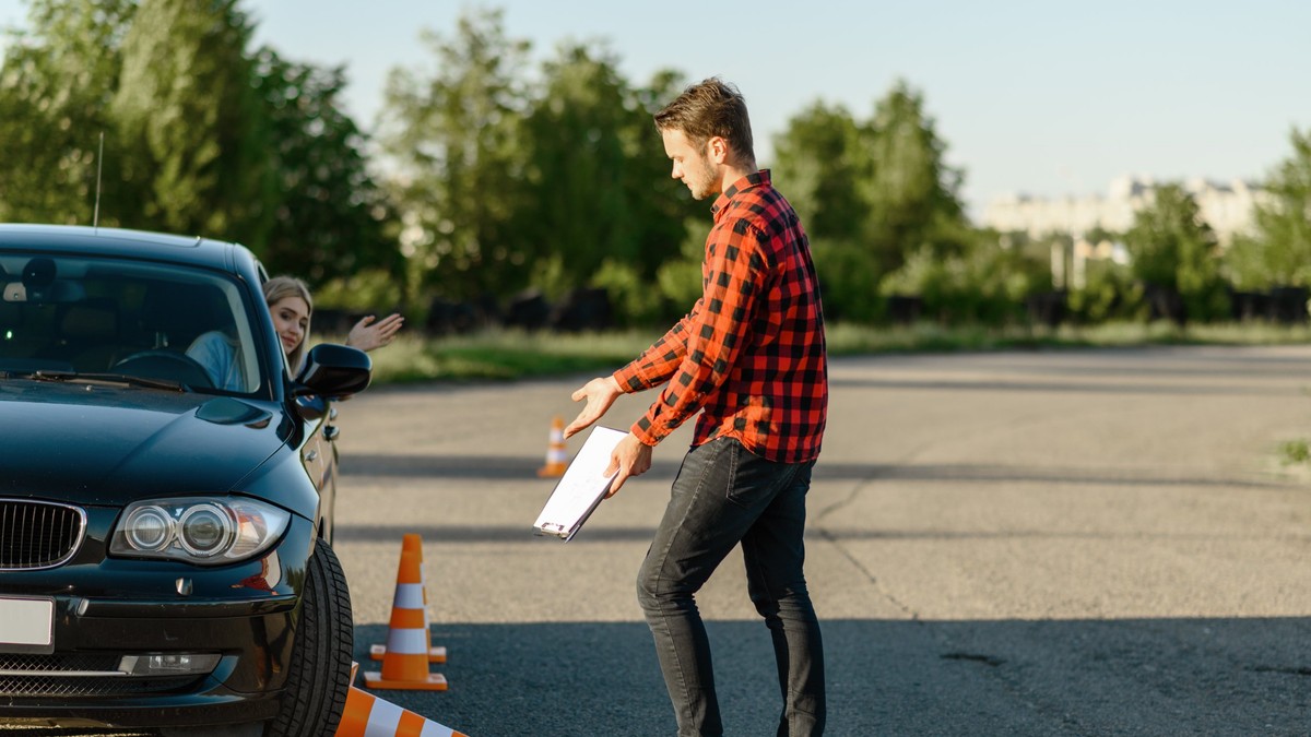 Poligoane auto din București - O tânără aflată la volanul unui automobil este certată de instructor după ce a doborât un jalon în poligonul auto.