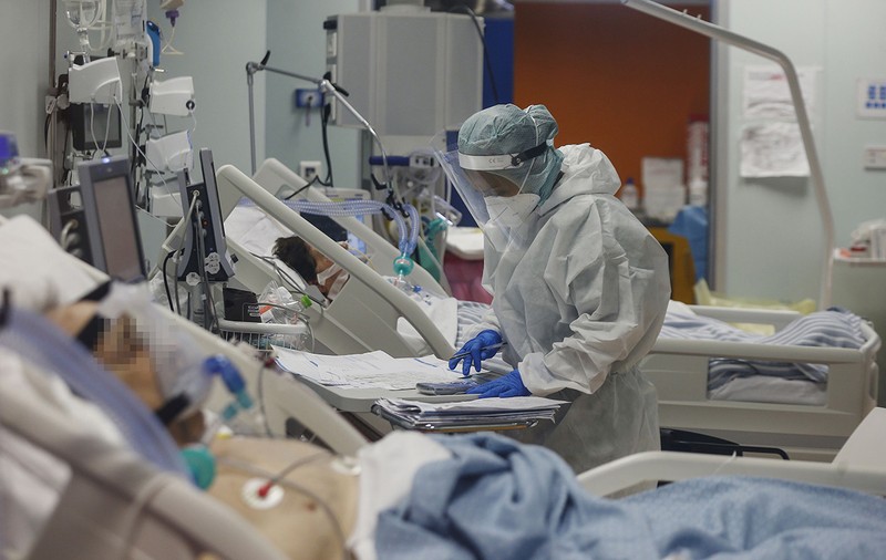 Numărul pacienţilor COVID din Franţa internaţi la ATI a atins un nou record