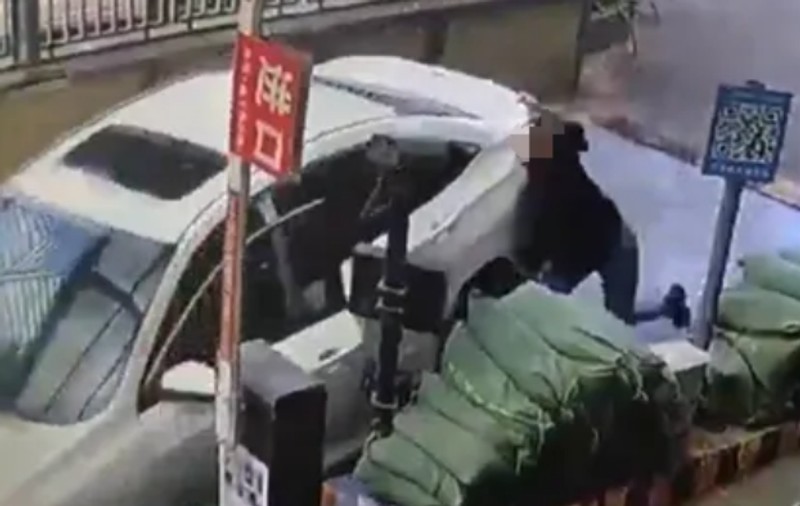 O șoferiță din China și-a făcut praf mașina, după ce a coborât și a lăsat-o în pantă, fără să tragă frâna de mână. Automobilul în derivă a lovit un SUV