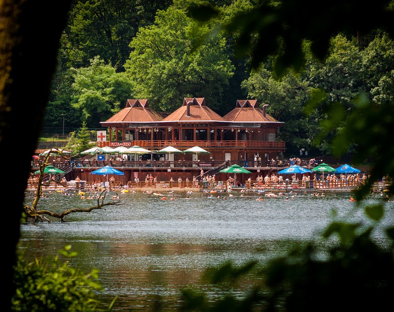 Localitatea din România cu lacuri sărate unice în Europa care a devenit „stațiune de teambuilding” în sezonul de toamnă