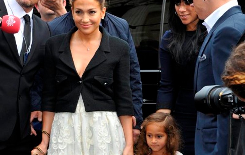 Jennifer Lopez vrea să îşi înscrie odraslele la o şcoală de elită. Ca să impresioneze le-a luat numai haine de firmă!