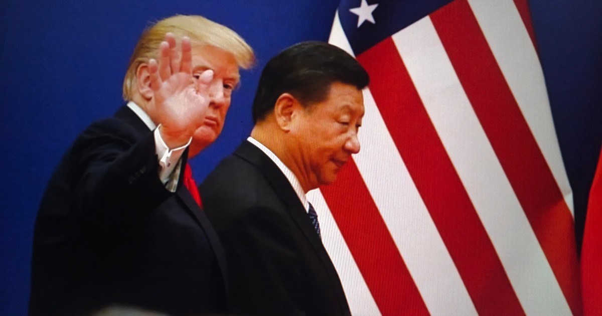 Donald Trump și Xi Jinping stau împreună în fața steagurilor american și chinez, simbolizând relațiile internaționale și diplomația, New York City, 7 octombrie 2025