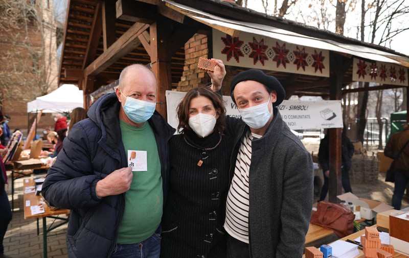 Mai mulți actori au vândut mărțișoare cu autograf pentru strângerea de fonduri necesare construcţiei Teatrului Griviţa 53