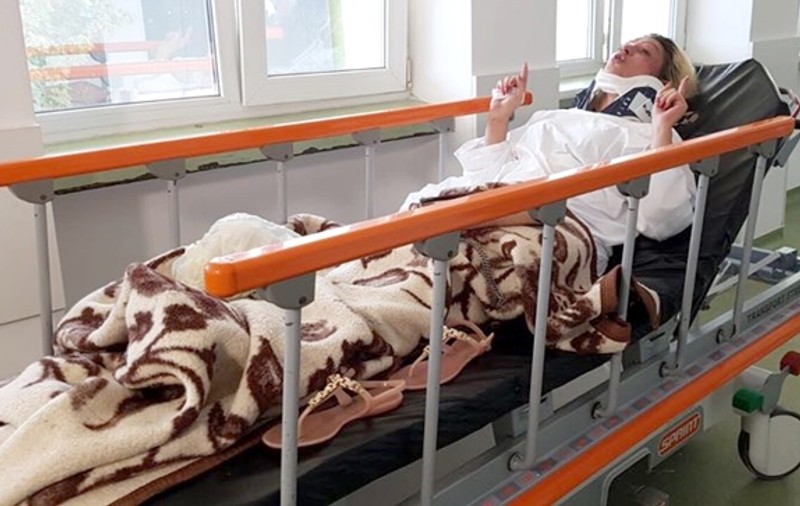 O tânără din Timișoara a fost lovită cu picioarele şi izbită de asfalt de mai mulţi bărbaţi de etnie rromă