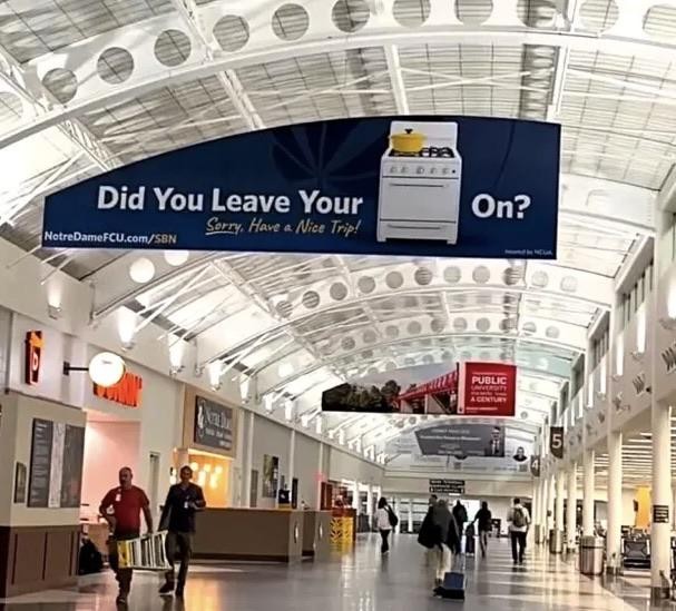 O reclamă amplasată într-un aeroport a stârnit reacții aprinse în rândul pasagerilor. Sursă foto: Reddit