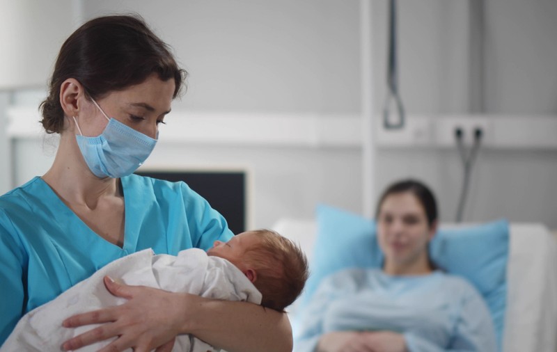 A picat un test de „competență parentală” și i-a fost luat bebelușul la o oră după ce l-a născut: „Nu voiam să intru în travaliu, știam ce urmează”