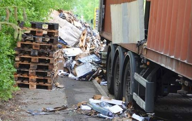 Un camion românesc a luat foc într-o parcare din Germania. Șoferul dormea în cabină