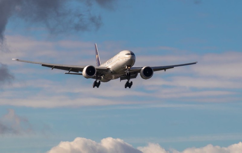 Un avion care a decolat din Olanda a pierdut părți dintr-un motor în aer. Bucăți de metal au căzut pe mașini