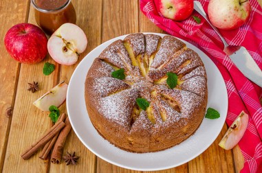 Tort de post cu mere și caramel