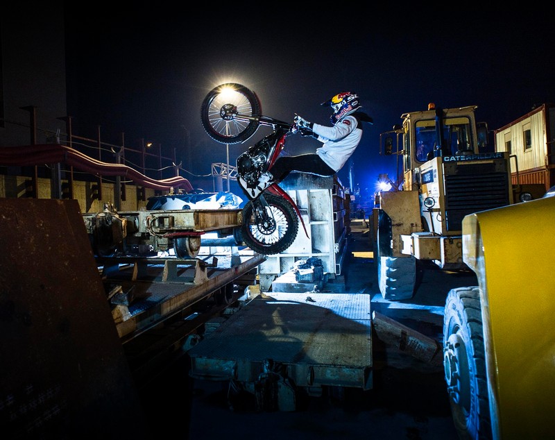 Un francez s-a dat cu motocicleta la metrou, pe Magistrala 4, aflată în construcție