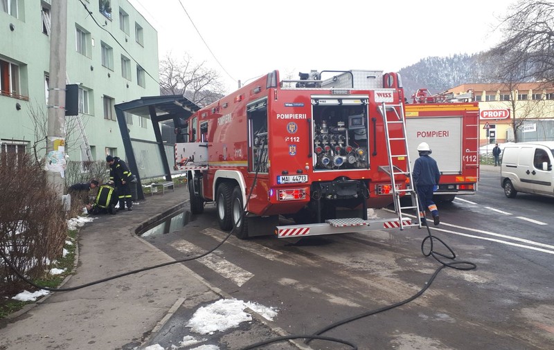 UPDATE. Incendiu în Brașov, la o garsonieră. Trei persoane au fost rănite