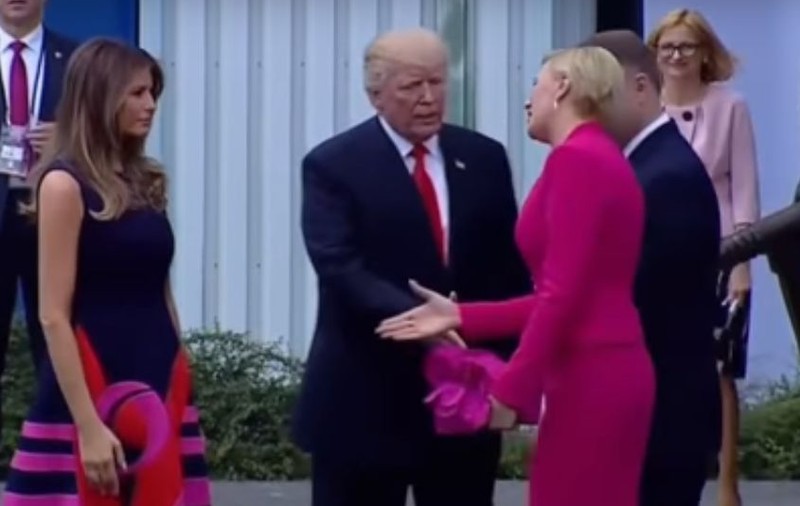 VIDEO VIRAL. Donald Trump, lăsat cu mâna întinsă de Prima Doamnă a Poloniei