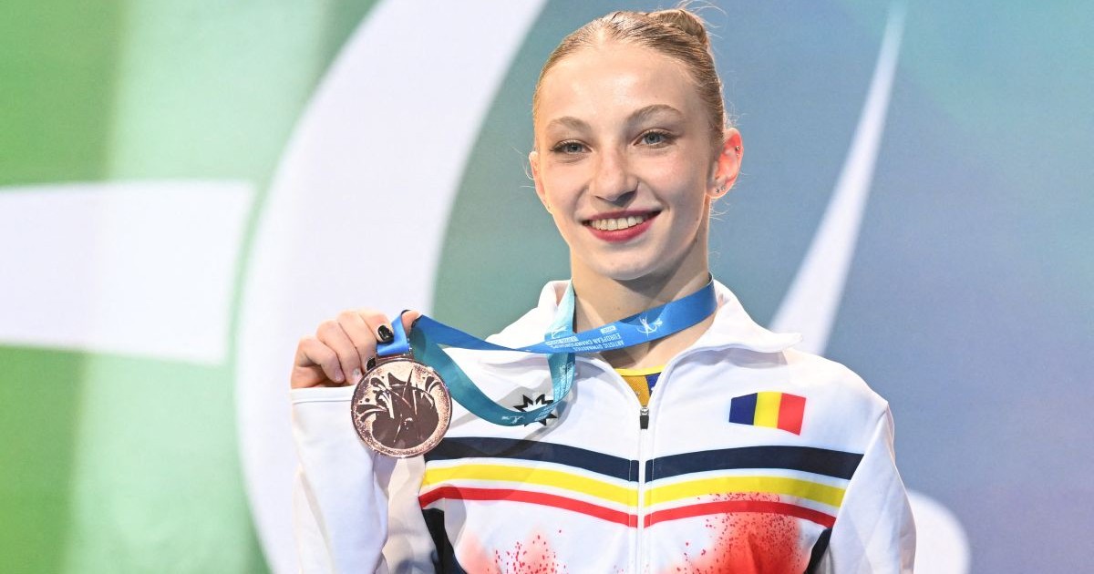 Ana Bărbosu arată medalia de bronz obținută în proba individuală în finala Campionatelor Europene de Artistică de la Leipzig, Germania, 20 mai 2025