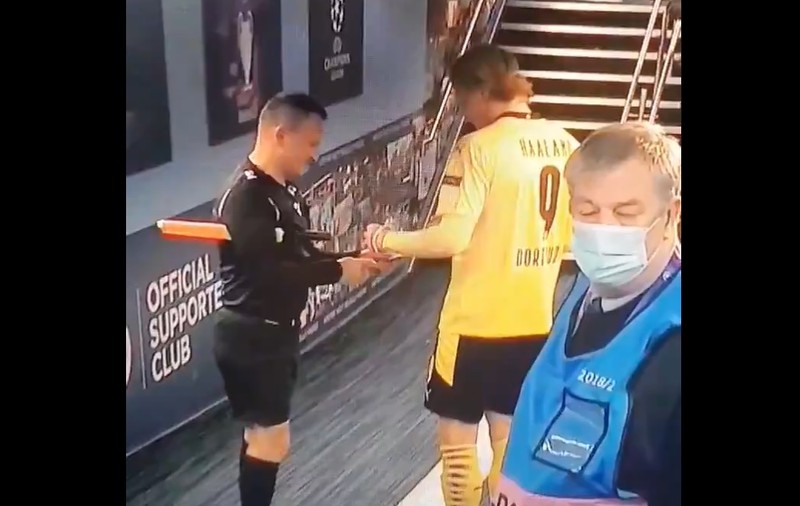 Arbitru român, criticat după ce i-a cerut un autograf unui jucător. „Poți să fii fan, dar nu poți face asta”