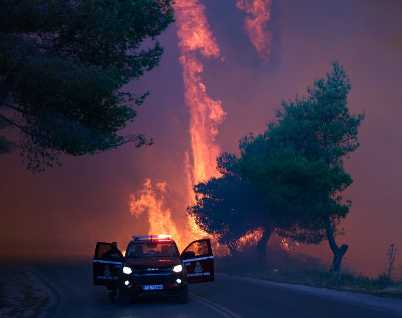 Incendii de vegetație în Grecia, Franța și Spania: zid de foc la 60 km de Atena, 200 de persoane, evacuate pe mare