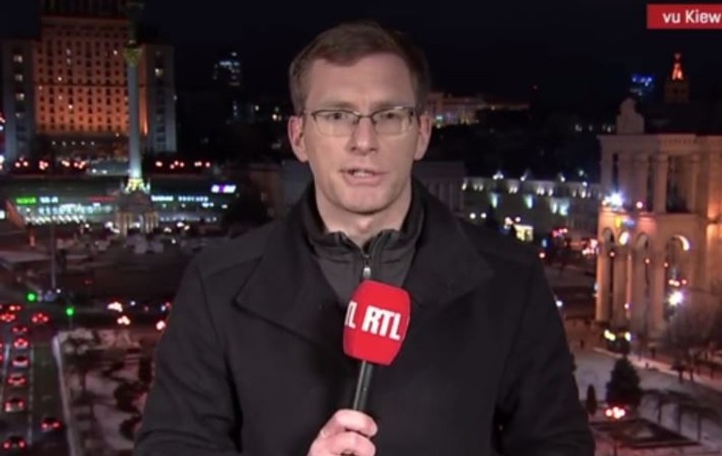 „Uimitor!”. Un jurnalist, viral pe internet după ce a transmis în direct de la Kiev în 6 limbi diferite
