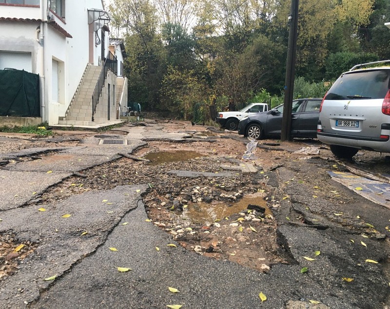 Inundații din Franța: Cinci persoane au murit, după ce trei salvatori s-au prăbușit cu elicopterul