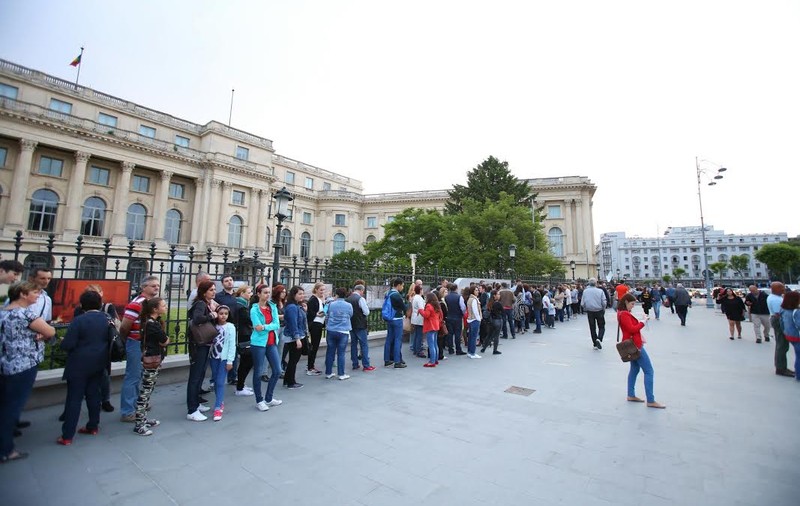 Noaptea muzeelor: bucureştenii au făcut cozi de zeci de metri în faţa celor mai mari muzee din Capitală 