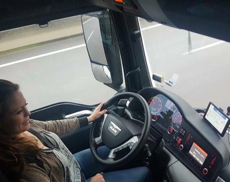 Cea mai tare din parcare! O blondă sexy străbate Europa la volanul unui TIR de 40 de tone încărcat cu... substanțe periculoase!