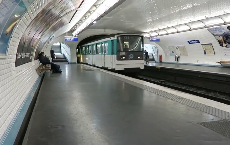 Un român băut a atacat pasagerii în metroul din Paris cu ciocanul. Ce a urmat