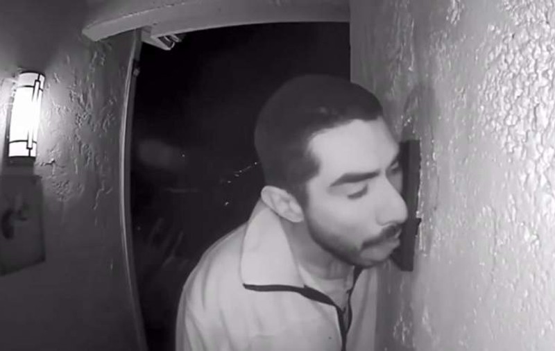 Un bărbat a lins soneria unei case din California timp de trei ore. Scena bizară a fost filmată / VIDEO