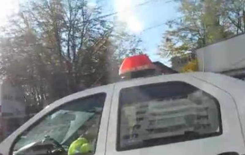 Legea nu e pentru ei! Uite cum vorbeşte la telefon un poliţist aflat la volanul maşinii de serviciu! | VIDEO